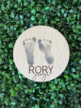 Load image into Gallery viewer, FOOTPRINT READY Birth Announcement Name Circle